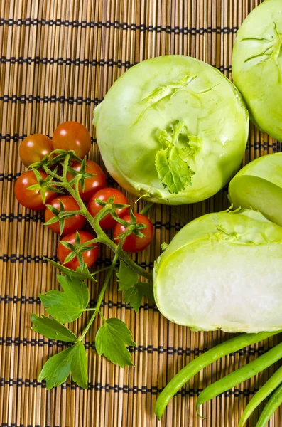 Genç bezelye, sarımsak ve domates — Stok fotoğraf