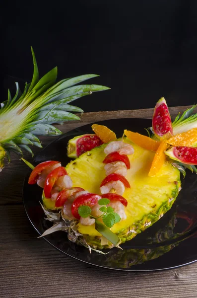 Krabba spottar med ananas — Stockfoto