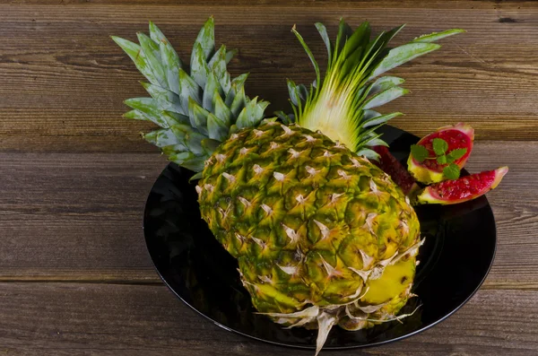 菠萝和无花果 — 图库照片