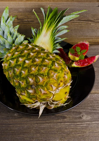 Pineapple and fig — Stock Photo, Image