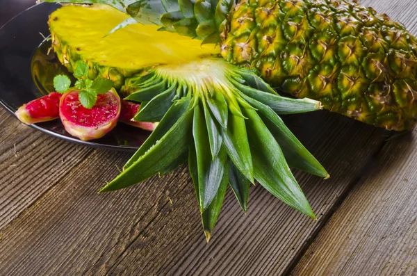菠萝和无花果 — 图库照片