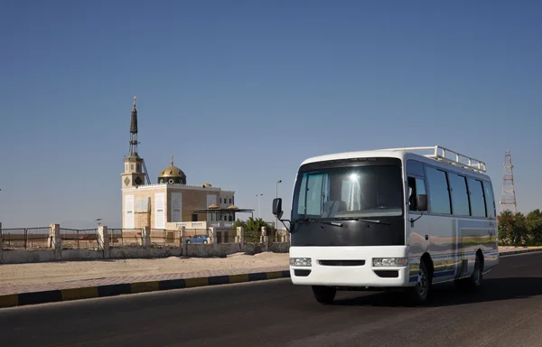 巴士在清真寺的背景. — 图库照片