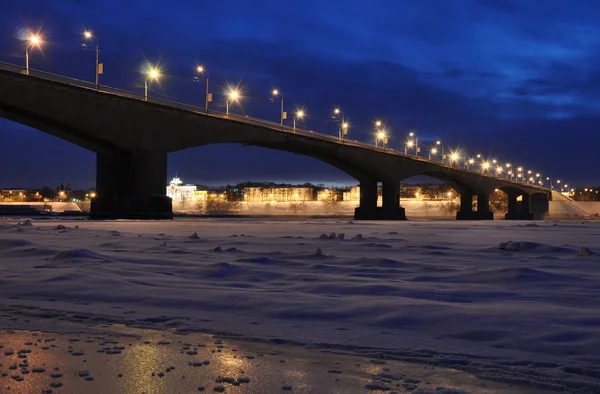 Міст у нічних вогнях . Ліцензійні Стокові Фото