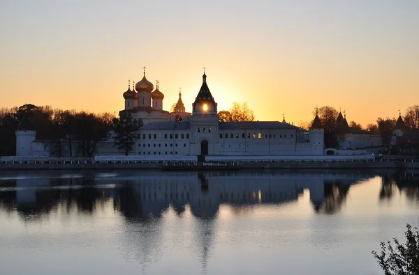 Le monastère au coucher du soleil . — Photo