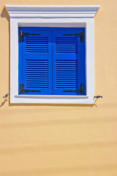 Fenêtre à volets bleus dans la ville de Fira sur l'île grecque de Santorin — Photo