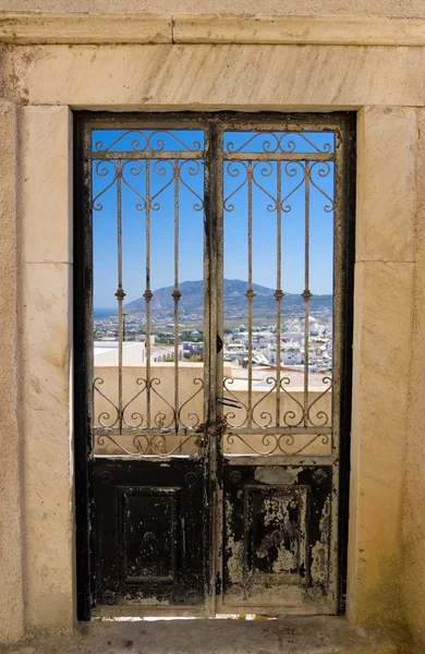 A door with a view in Fira, Santorini, Greece. — Stock Photo, Image