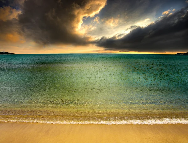 Dramatic, stormy sky approaching the beach — Stock Photo, Image