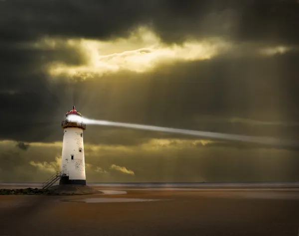Leuchtturm mit Strahl und stürmischem Himmel — Stockfoto