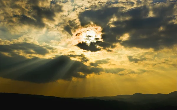 Драматичні sunbeam небо — стокове фото