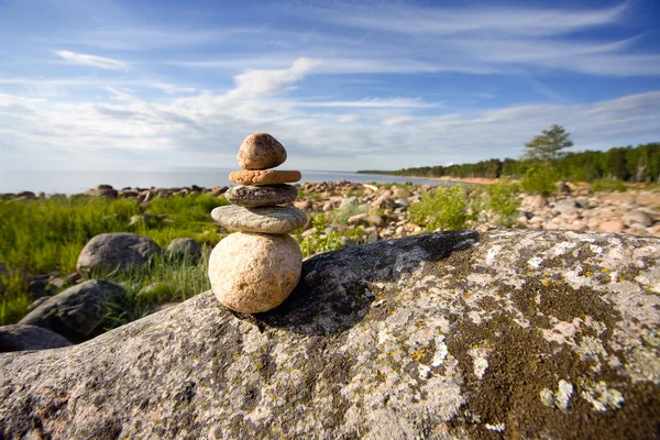 Kamienie na plaży na tle błękitnego nieba — Zdjęcie stockowe