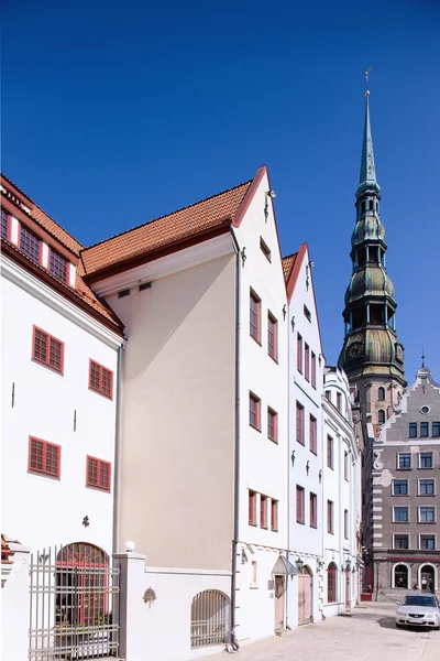 House of Blackheads against Perth Cathedral in Riga — Stock Photo, Image