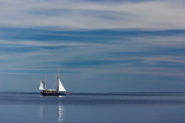 Veleiro solitário no mar — Fotografia de Stock