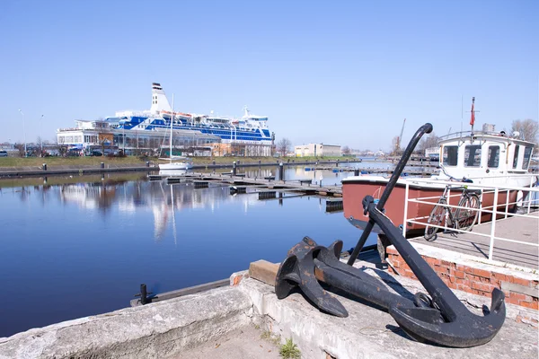 De veerboot in de haven van riga — Stockfoto