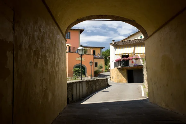 Vue de la ville en Toscane à travers l'arche — Photo
