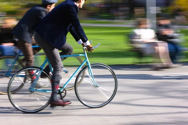 Ein Spaziergang im Park auf Fahrrädern — Stockfoto