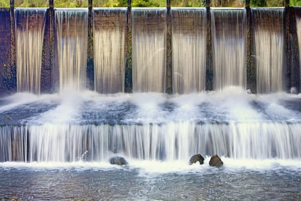 Wasserfall mit zwei Steinen — Stockfoto