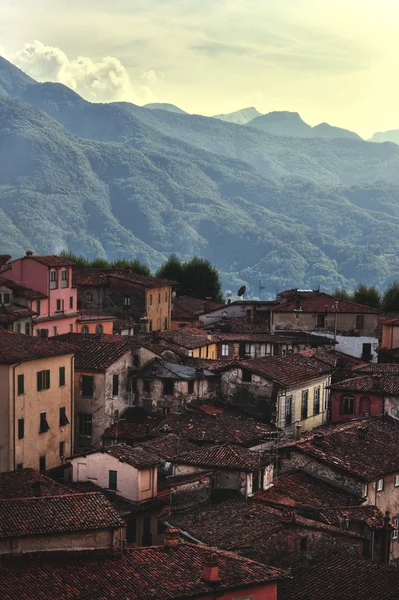 Eine kleine Stadt in der Toskana im Tal zwischen den Hügeln — Stockfoto