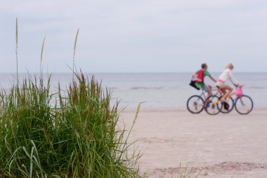 plaj boyunca çift üzerinde Bisiklete binmek