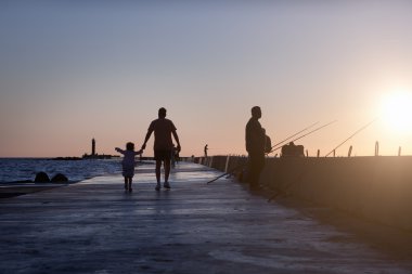 İskele ve deniz feneri yaz akşamı