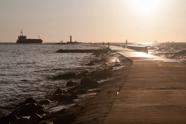 Вид на море с пирса на фоне рейдовых кораблей — стоковое фото
