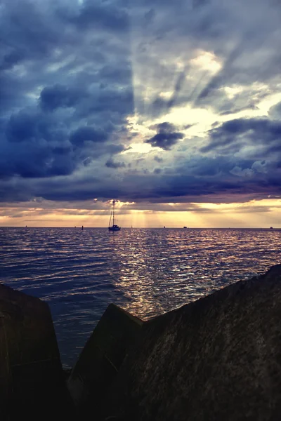 Lo yacht è ancorato al largo di Capo al tramonto — Foto Stock