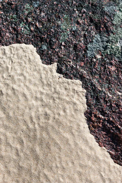 Areia marinha coberta de rocha na praia — Fotografia de Stock