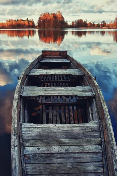 Starych łodzi na jeziorze w nocy — Zdjęcie stockowe