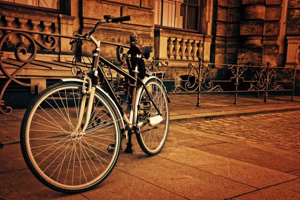倚石头墙上的老式自行车 — 图库照片
