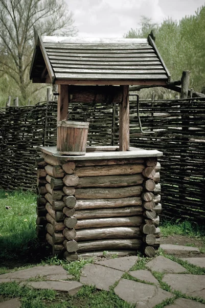 Vieille eau de puits en bois — Photo