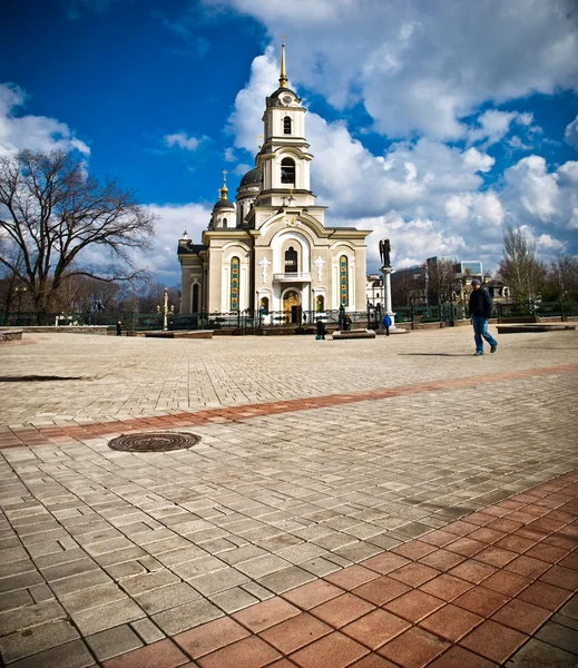 Ortodoxa kyrkans kupol mot bakgrund av den molnig himmel — Stockfoto