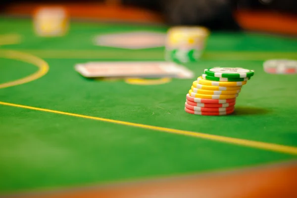 Fichas de póquer negro y rojo en el fondo — Foto de Stock