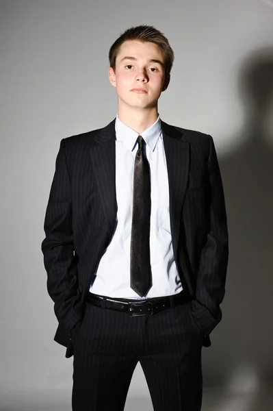 Joven y serio hombre de negocios en traje — Foto de Stock