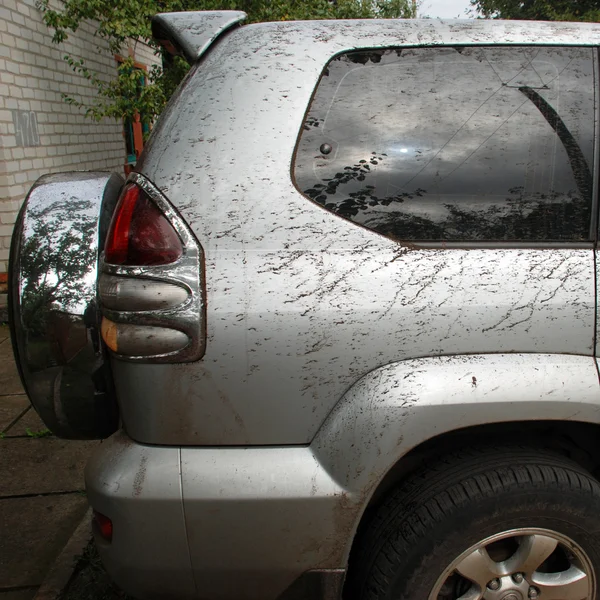 Carro sujo precisa de lavagem — Fotografia de Stock