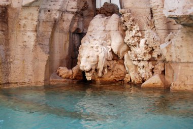 Çeşme ayrıntı taş aslan su üzerine içki için eğildi.