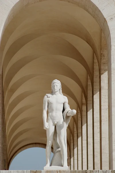 罗马拱门与雕塑 — 图库照片
