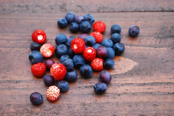 Berries on the table — Stock Photo, Image