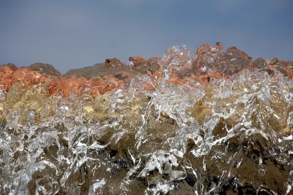 El agua que cae de una fuente en el verano — Foto de Stock