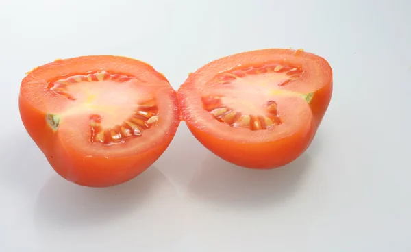 Tomate in zwei Teilen — Stockfoto