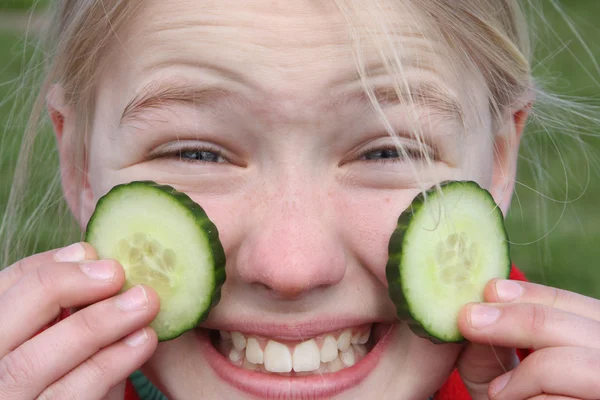 Child and cucumber — Stock Photo, Image