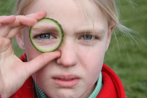 儿童和黄瓜 — 图库照片
