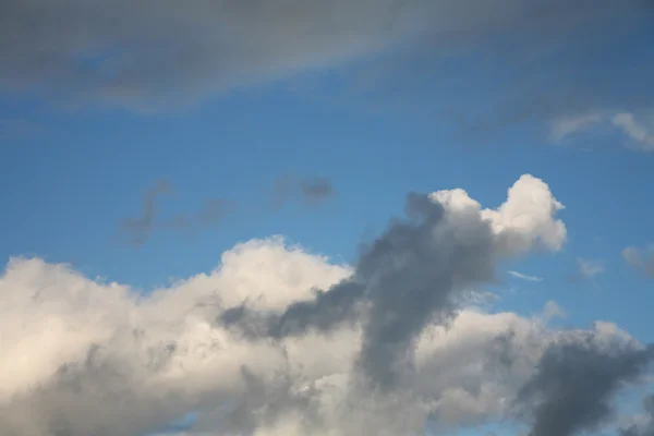 Cielo de verano con buena formación de nubes —  Fotos de Stock