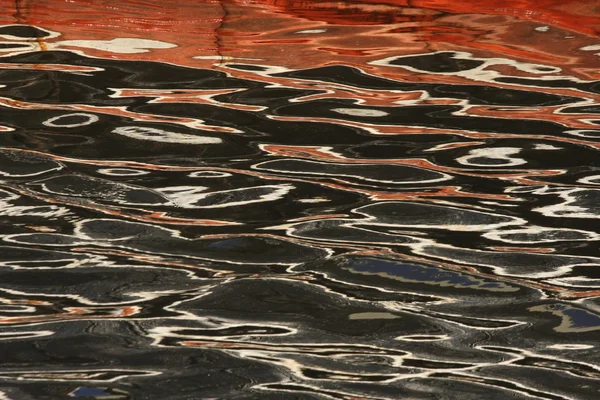 Reflexão de um barco vermelho na água — Fotografia de Stock