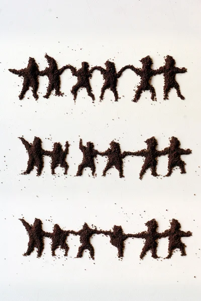 Kleine cijfers van mannen gemaakt in chocolade poeder — Stockfoto