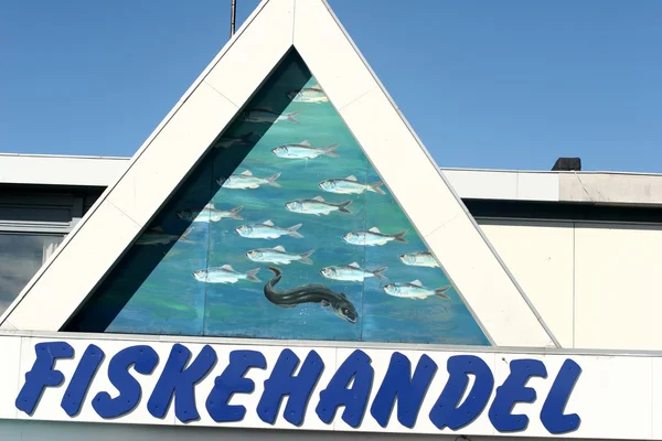 Знак рыбного магазина в дамбе — стоковое фото