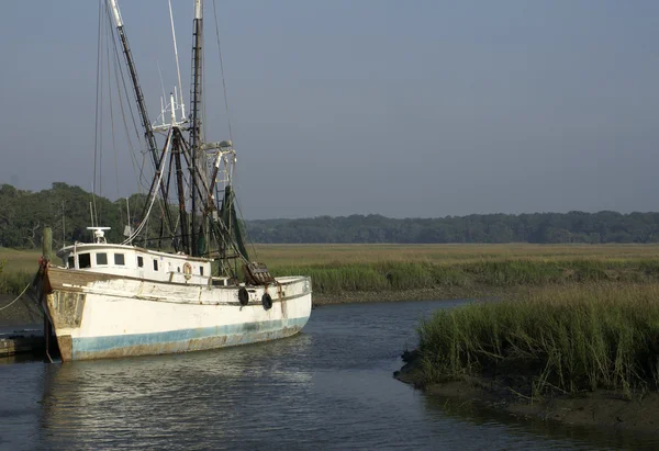 Old Shrimp Boat at Dock — Zdjęcie stockowe
