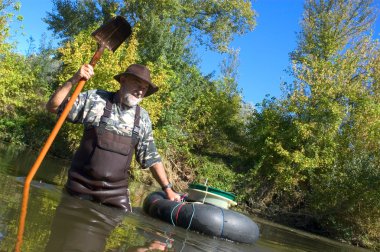 Altın Nehri için panning madenci