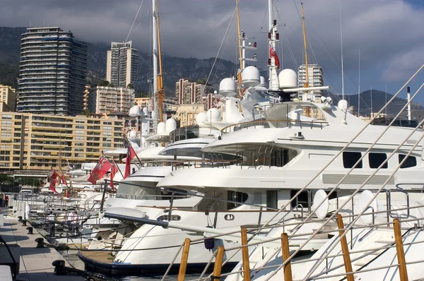 Jachty w porcie Monako — Zdjęcie stockowe