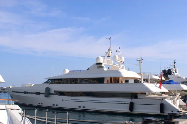 Jachtok Monaco kikötőjében — Stock Fotó