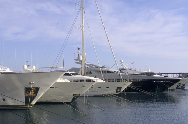 Jachten en zeiljachten in Monaco Haven — Stockfoto