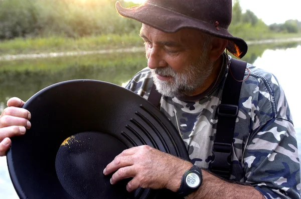 Prospector panning for gold in river — Stock Photo, Image